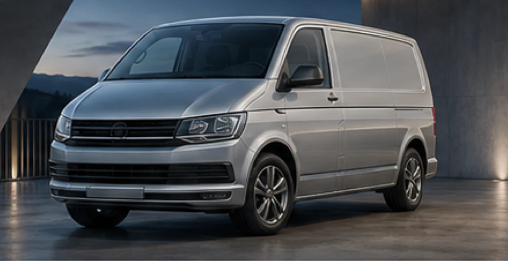 Silberner Volkswagen T6 Transporter im modernen Fahrzeugstudio